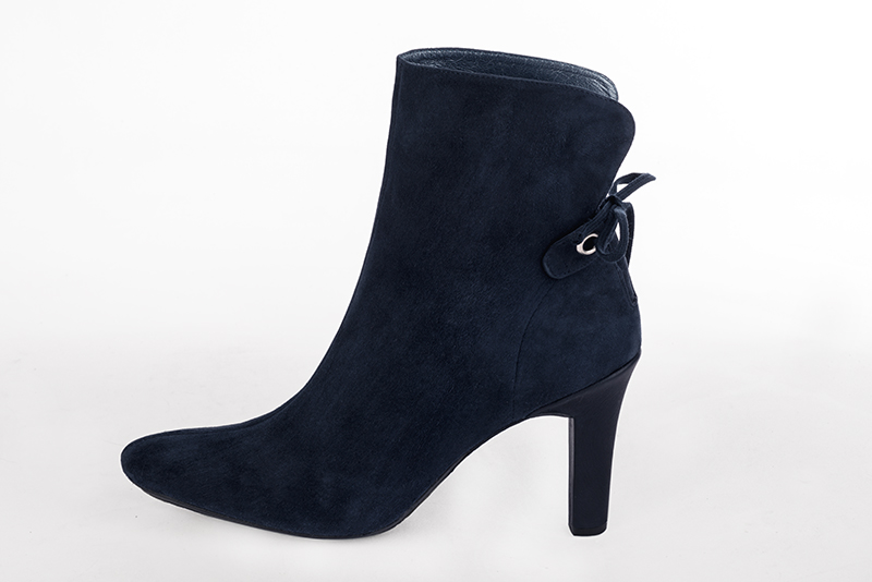 Navy blue women's ankle boots with laces at the back. Round toe. High kitten heels. Profile view - Florence KOOIJMAN